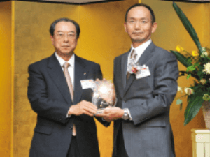 2010『多摩ブルー賞』授賞式にて、多摩信用金庫 佐藤理事長より