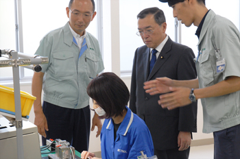 宮沢経済産業大臣が、メトロールの工場を視察されました！