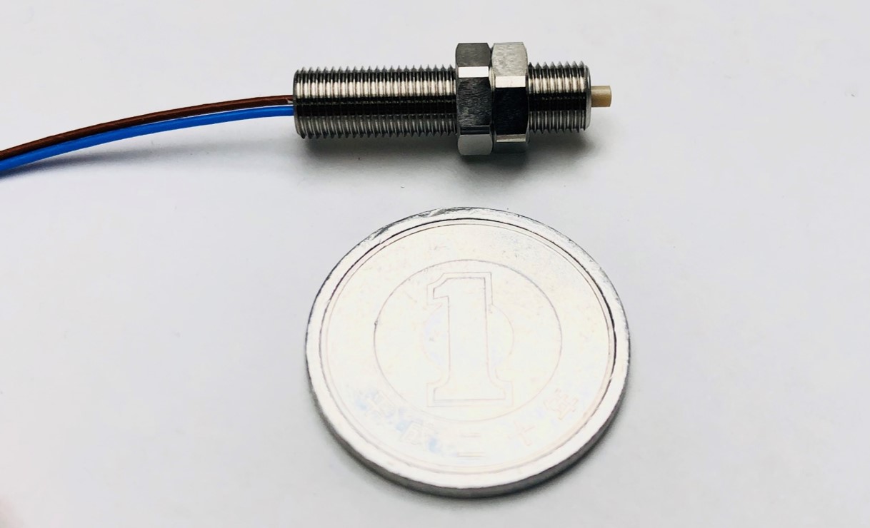 半導体製造装置など真空下で使えるタッチスイッチと一円玉の比較