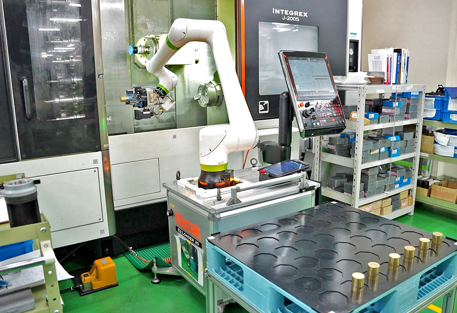 マザックINTEGREX j-200Sのマシニング センタに導入した協働ロボット