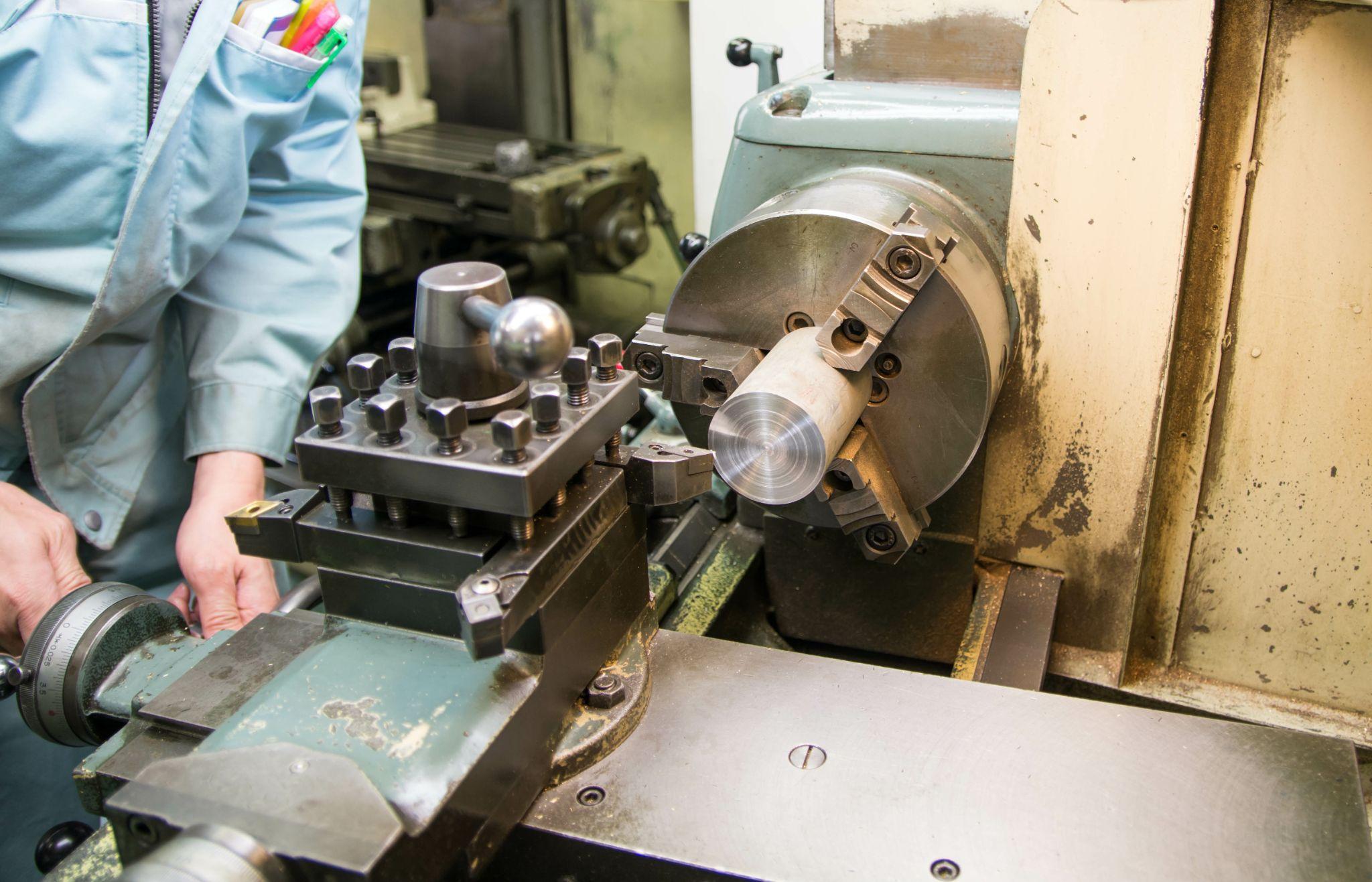 旋盤で加工をしている様子