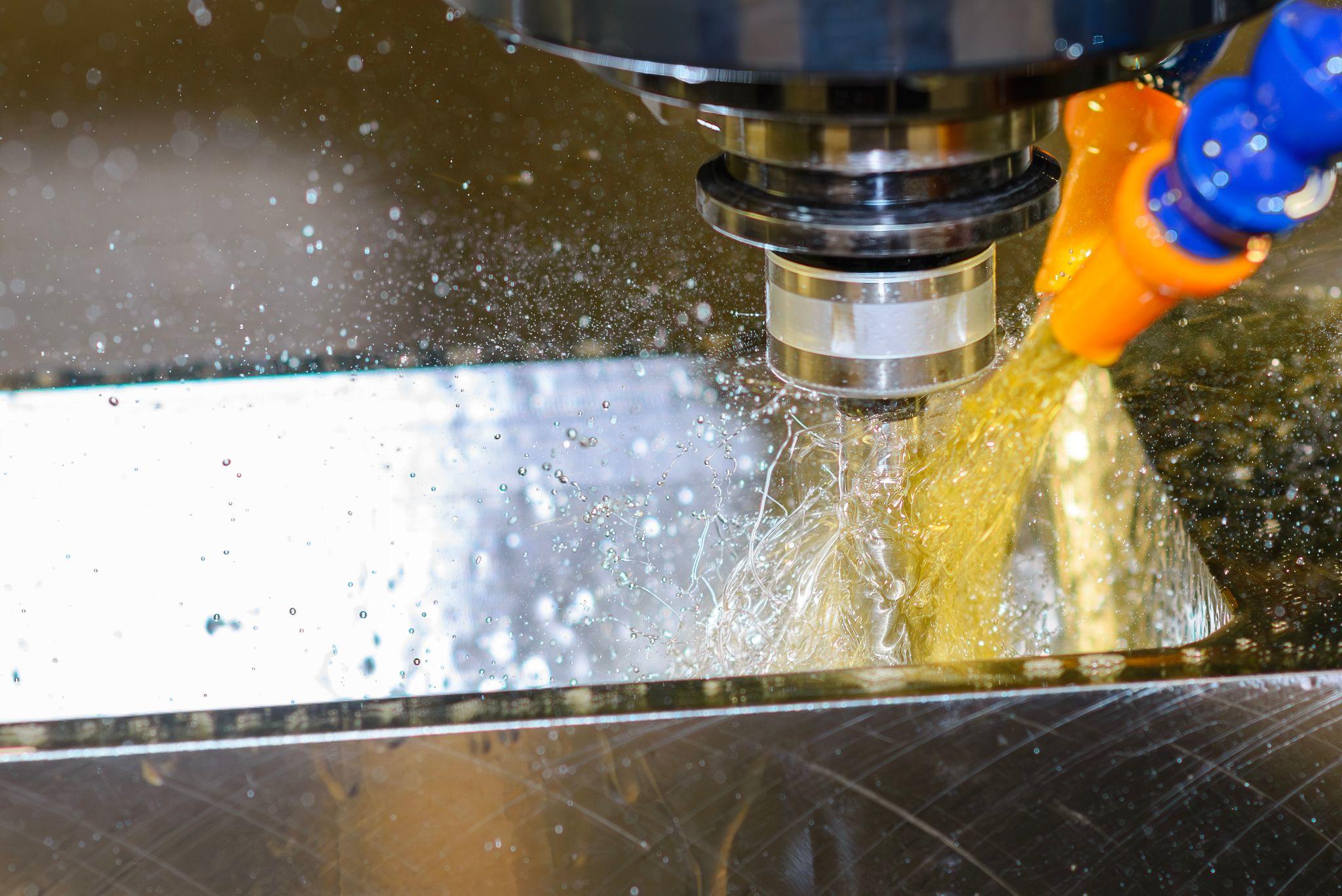 切削油のかかる工作機械