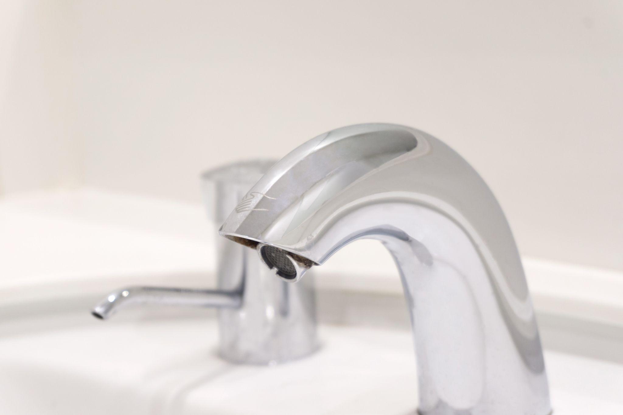 非接触型静電容量センサの代表例である自動で水が出る蛇口