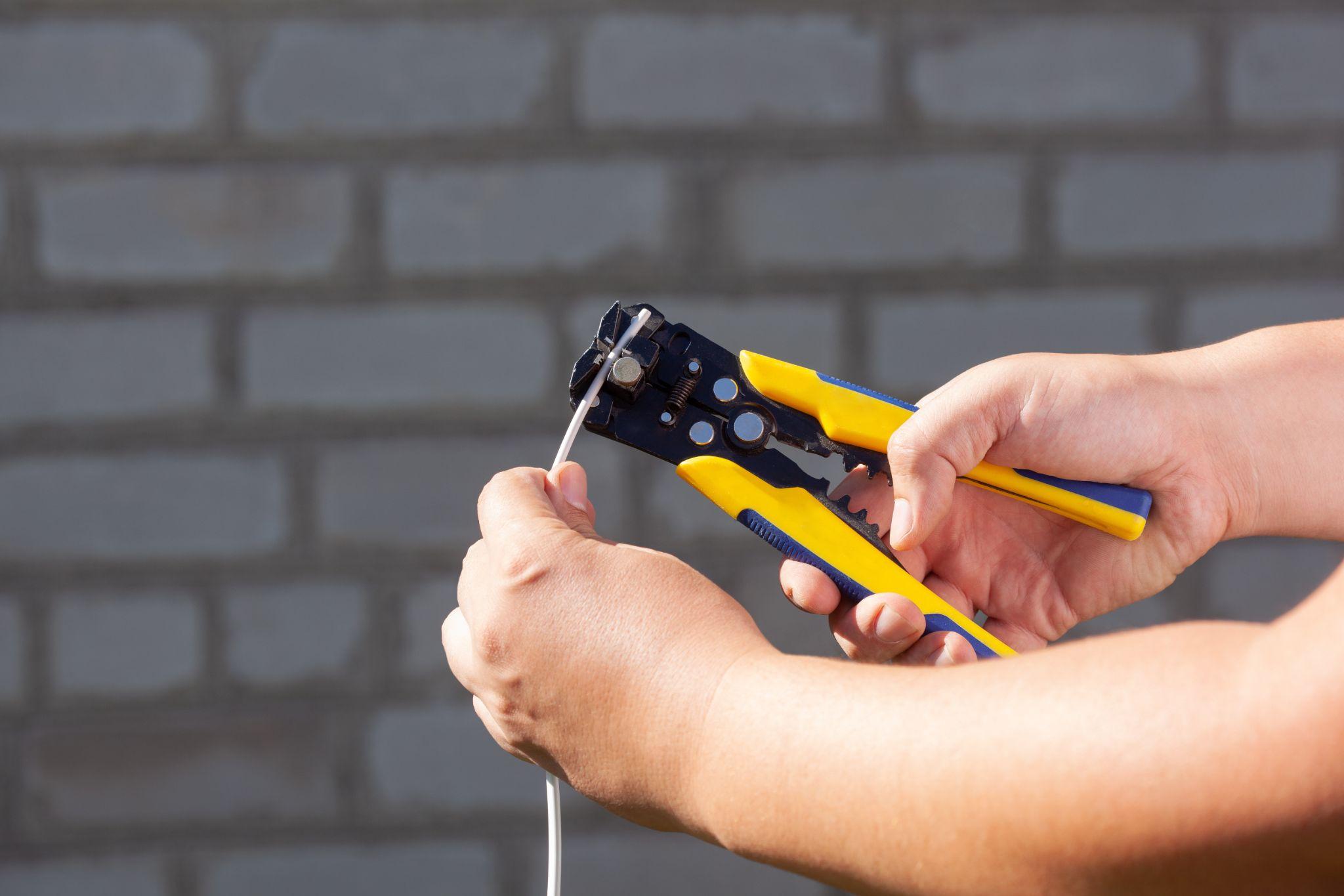 光ファイバを切断する様子