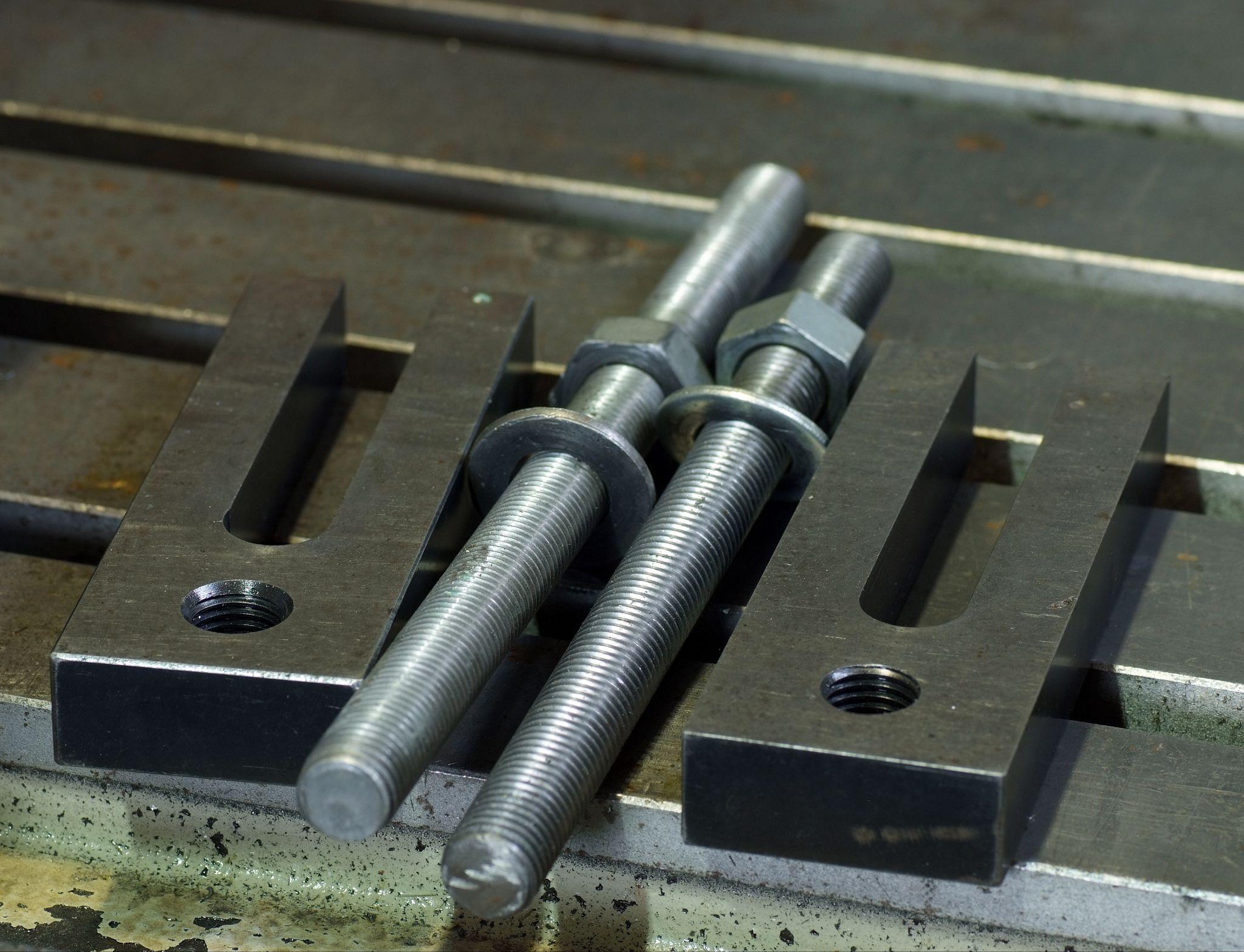 治具とボルトのイメージ