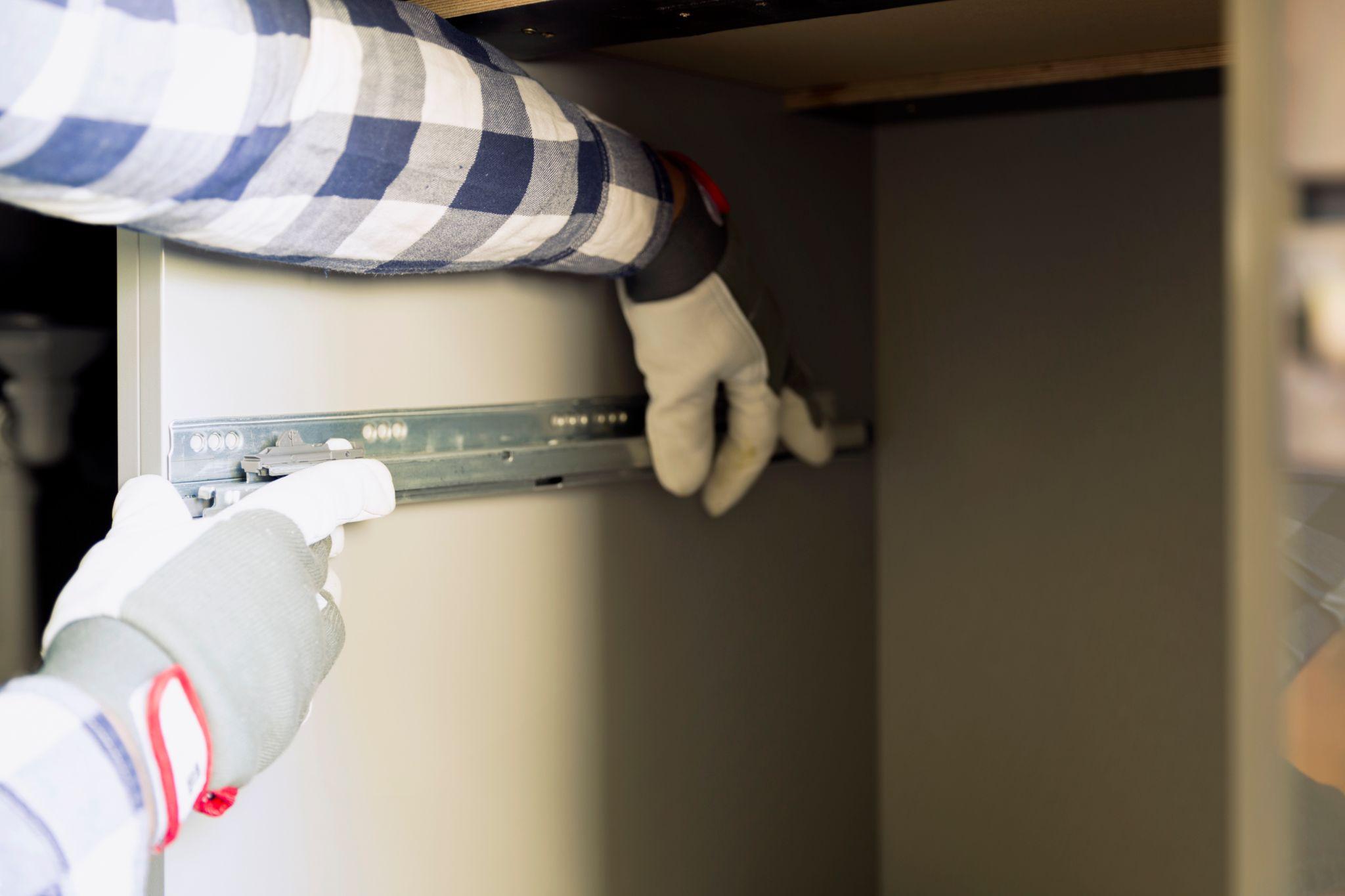 引き出しレールの固定ラッチ