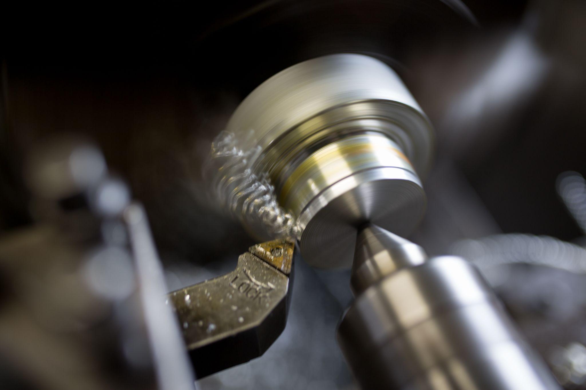 旋盤での金属加工