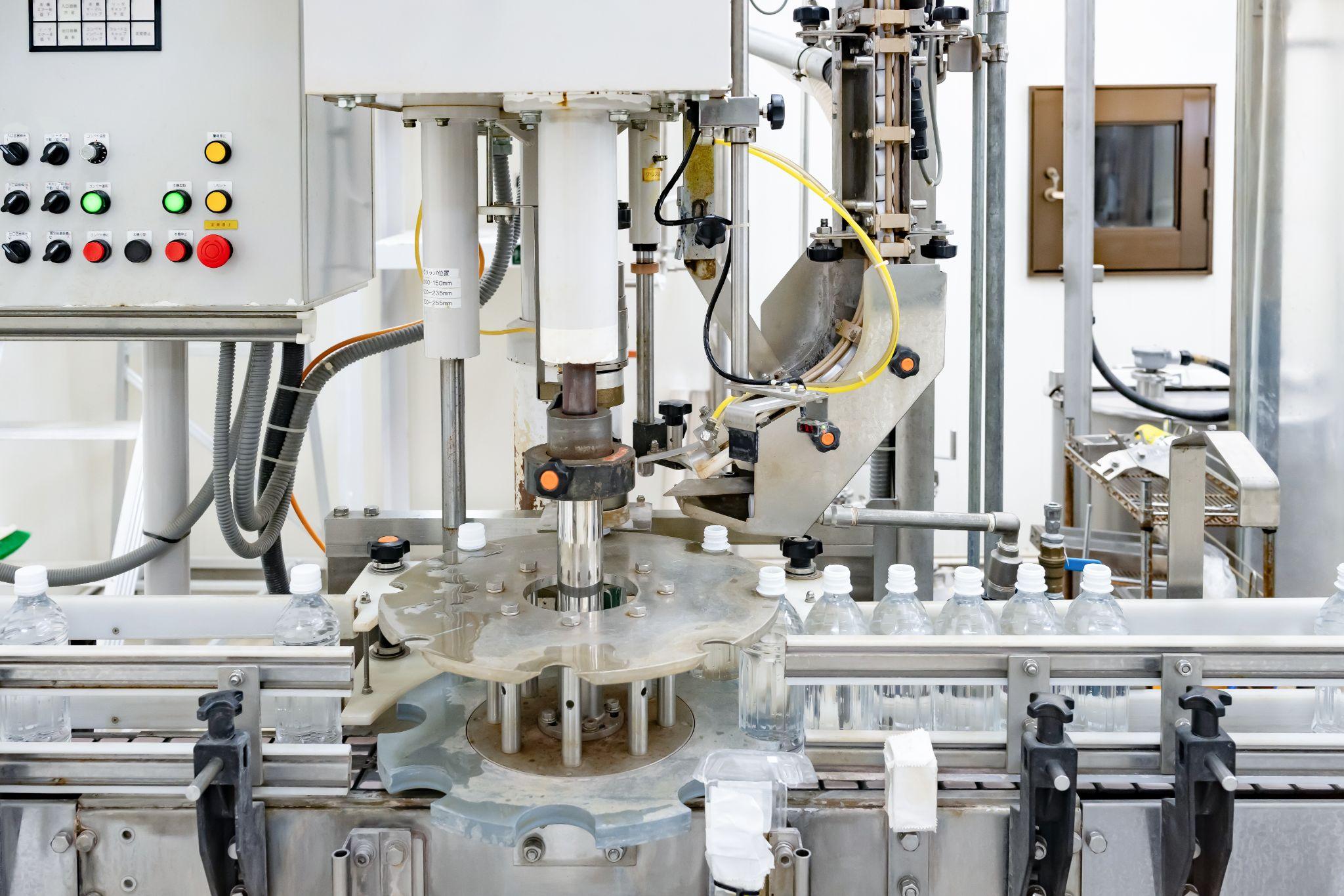 自動化が進んでいる生産工場のイメージ