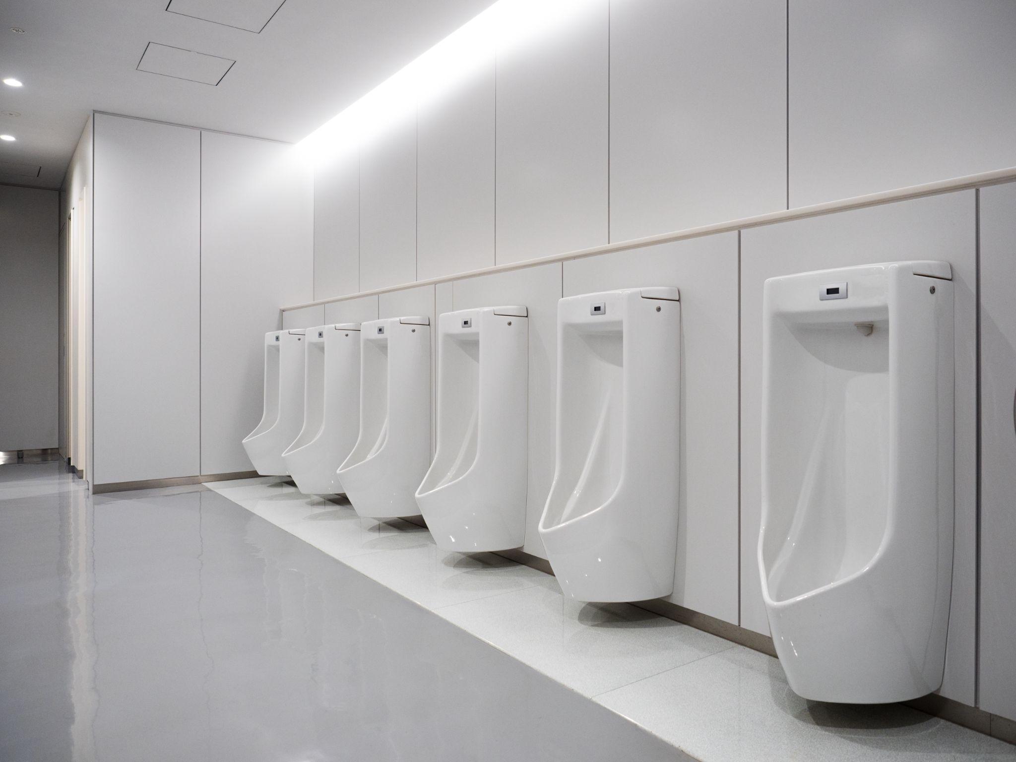 赤外線式接近センサが使われている男性用トイレ