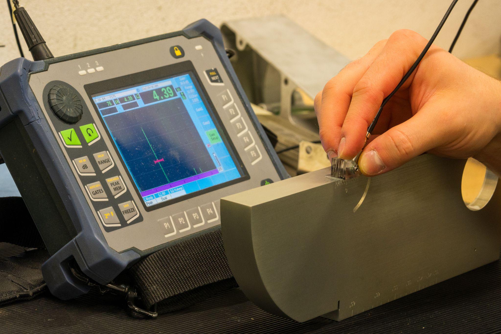 超音波センサを活用して非破壊検査を行う様子