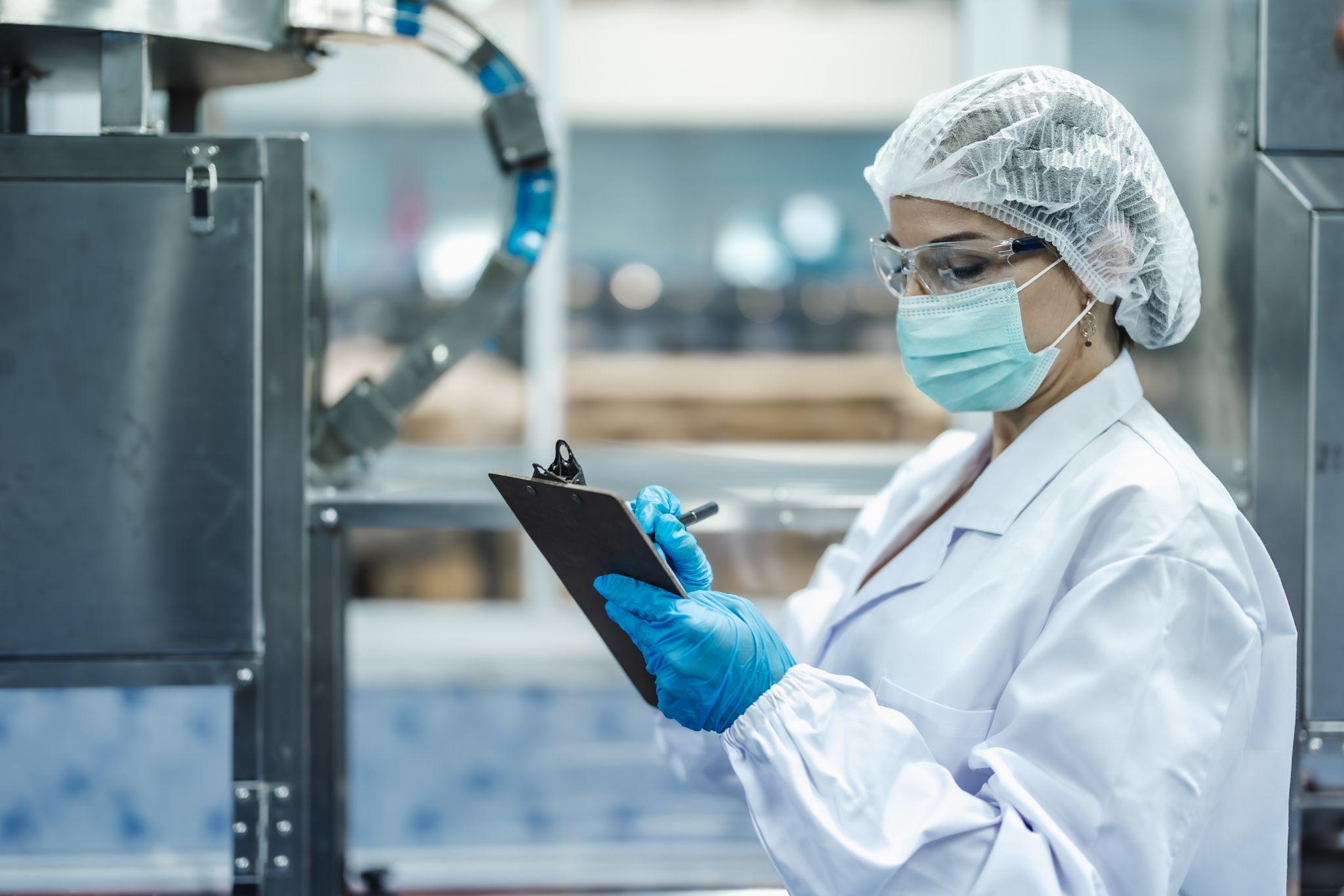 現場の点検を行うQCオペレーターのイメージ