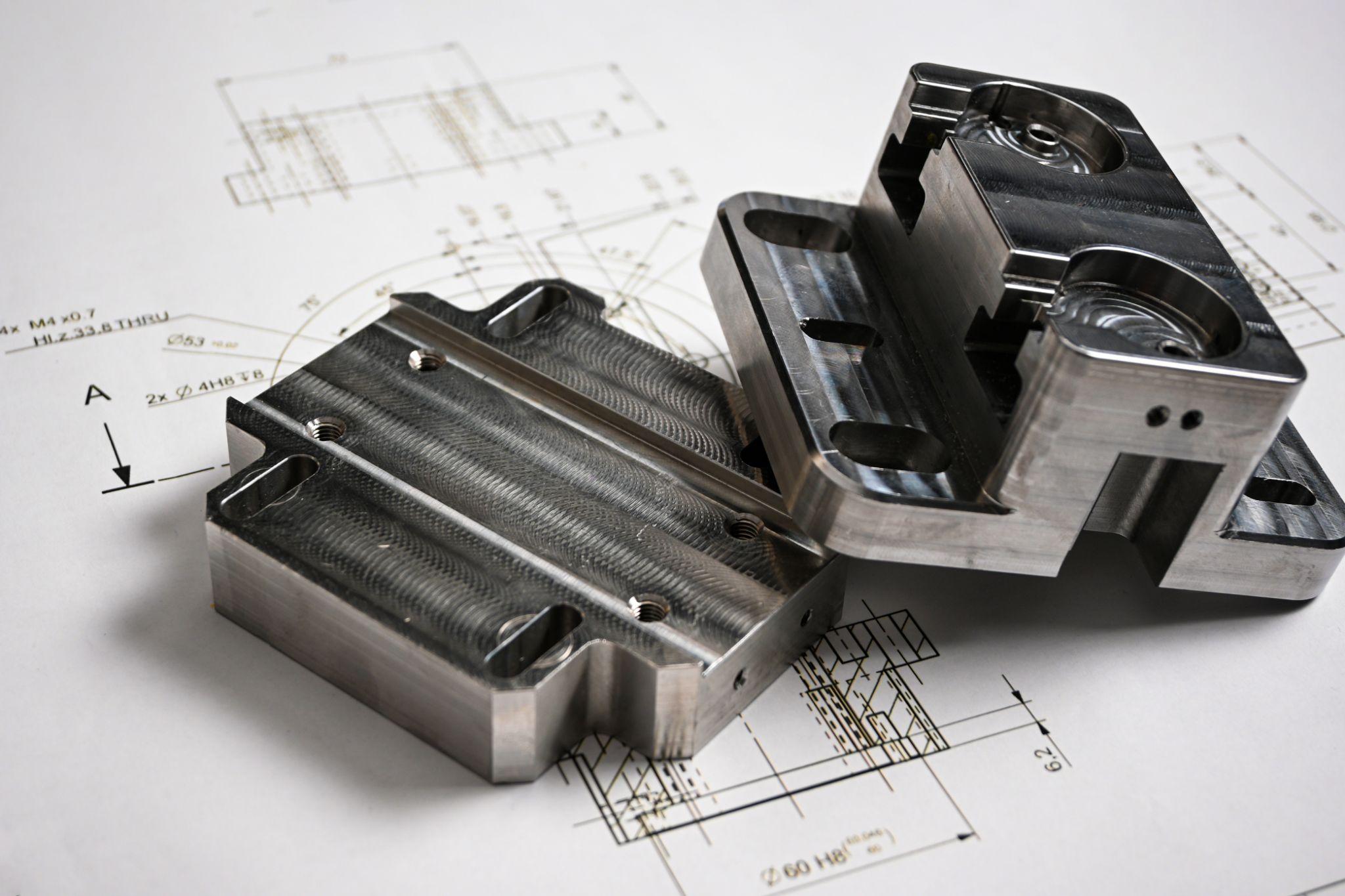 公差や仕上げ方法の明記