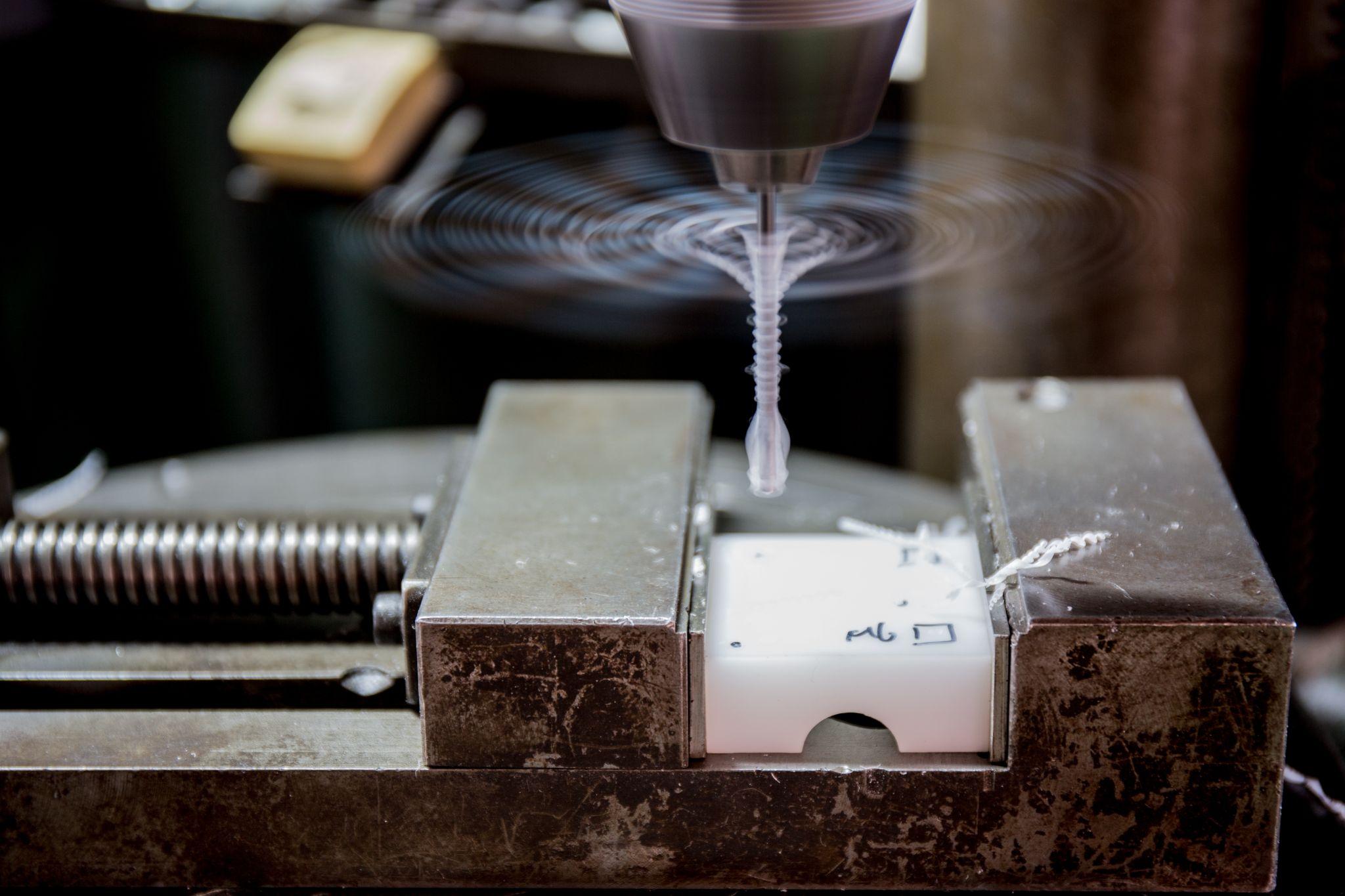 バイスで挟み込まれたワーク