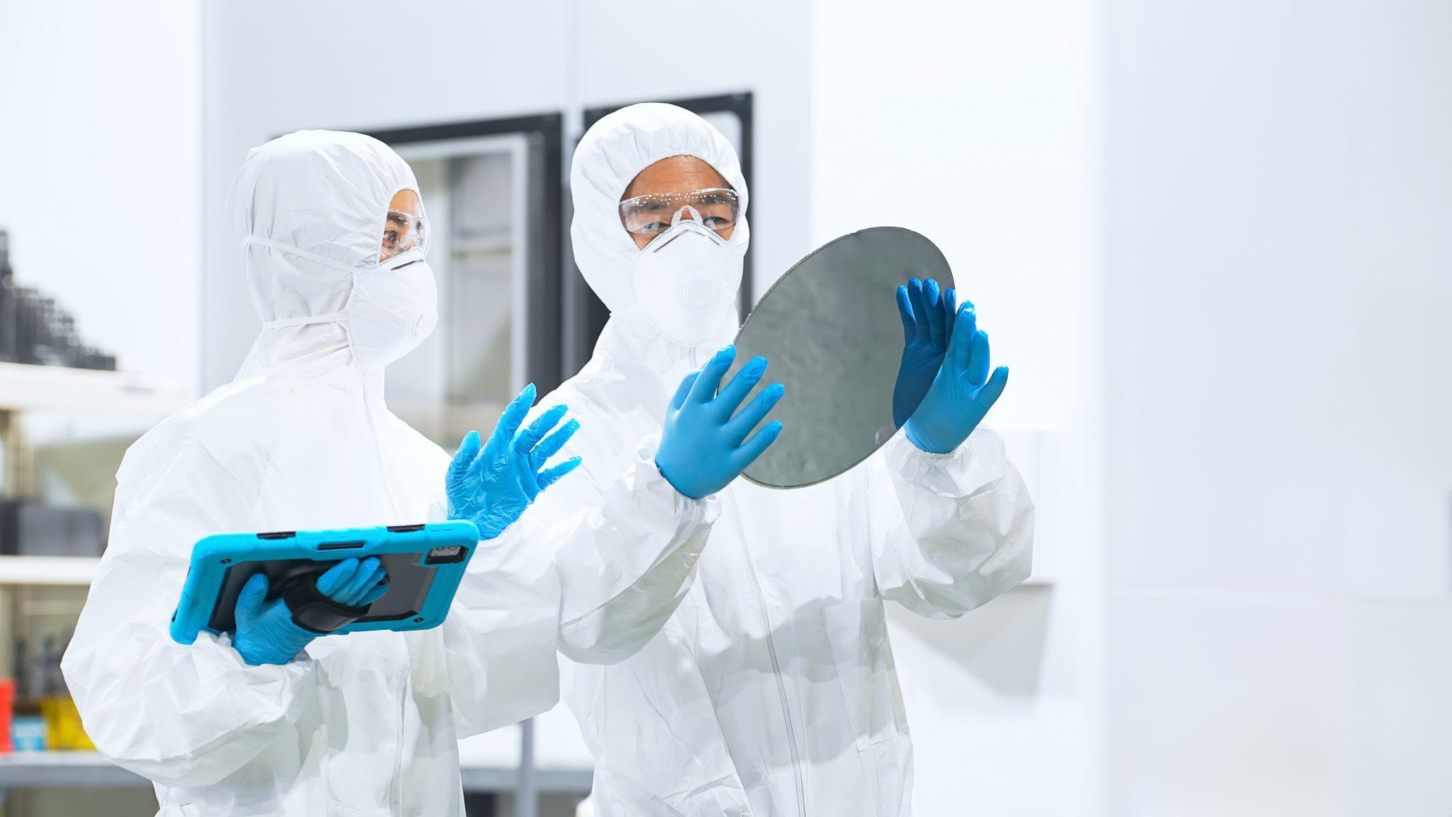 半導体工場でウェーハの確認をする作業員