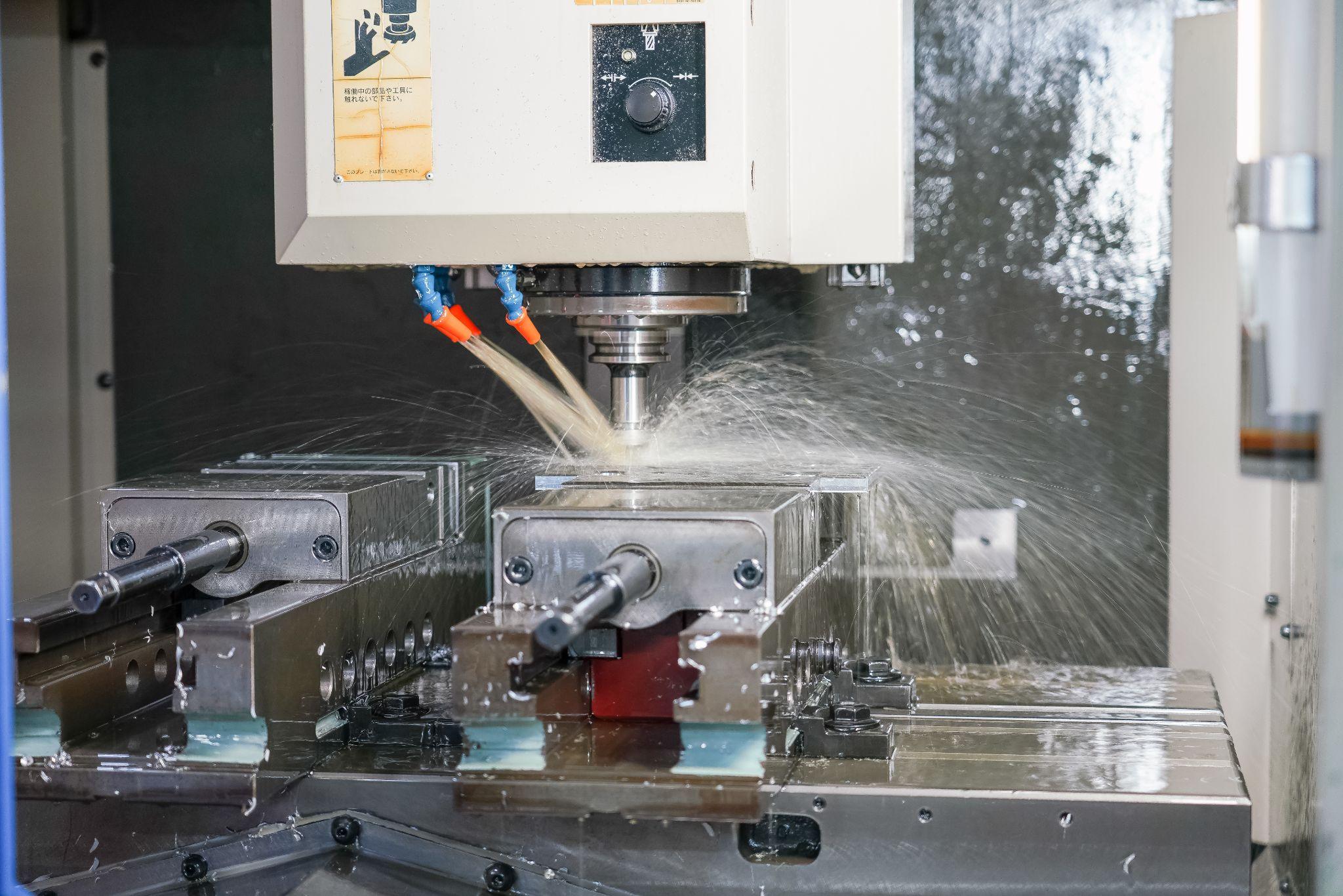 マシニングセンタによる板材の加工 