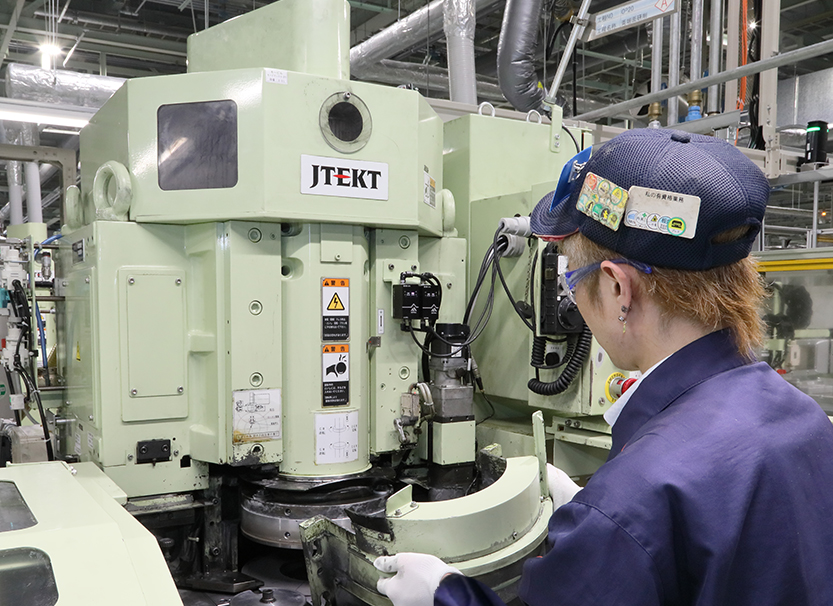 アドヴィックス研削盤を分解作業