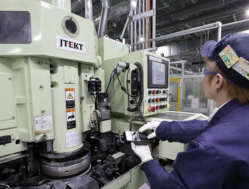 JTEKT社両頭平面研削盤でスキマ目安値を見ながらの加工調整風景