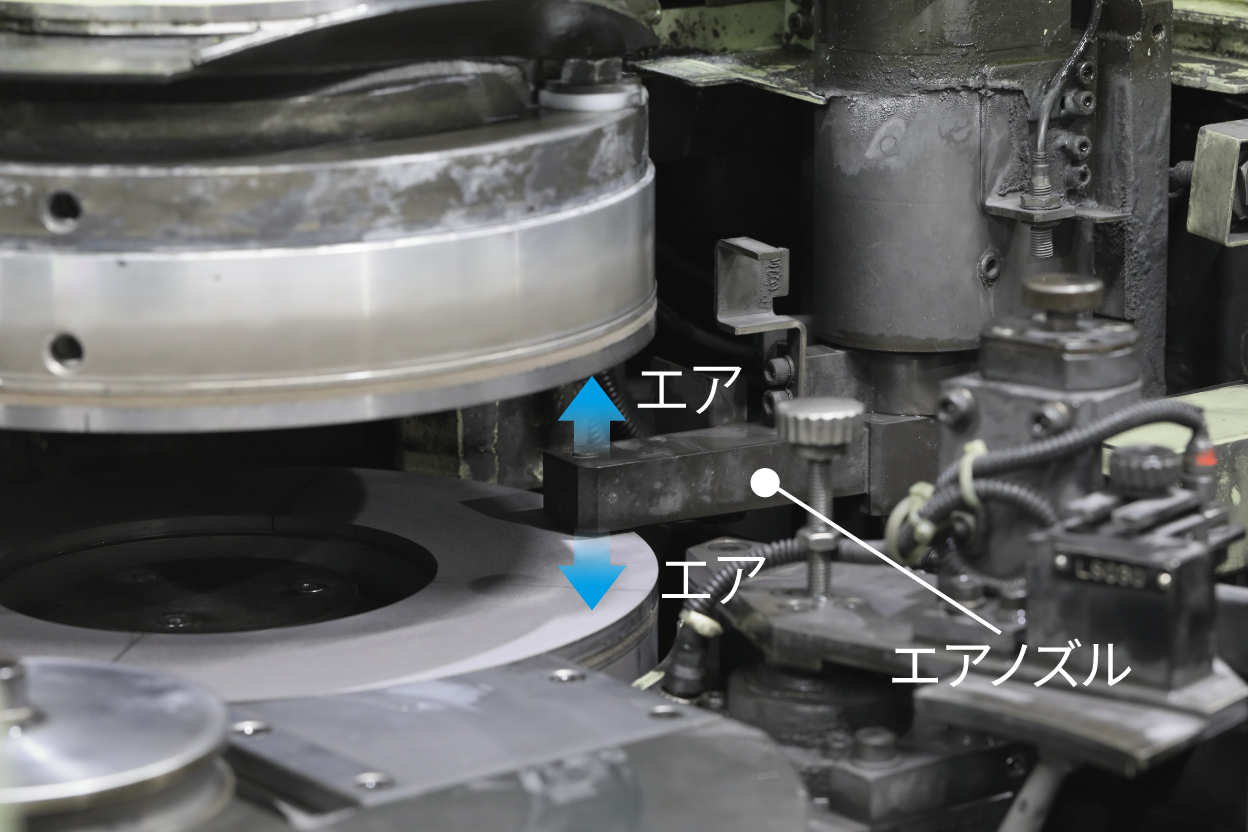 両頭平面研削盤に設置した可動式エアノズル