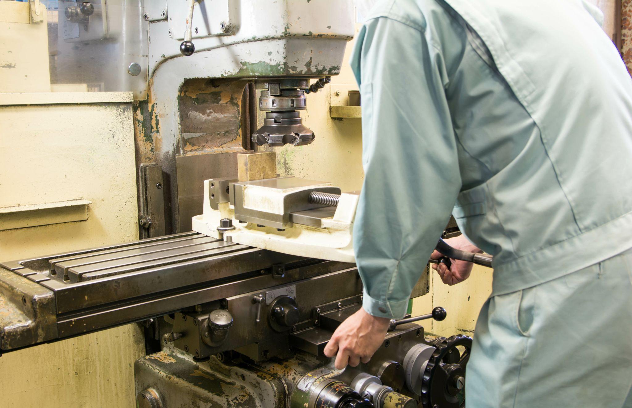 工作機械を扱う作業者