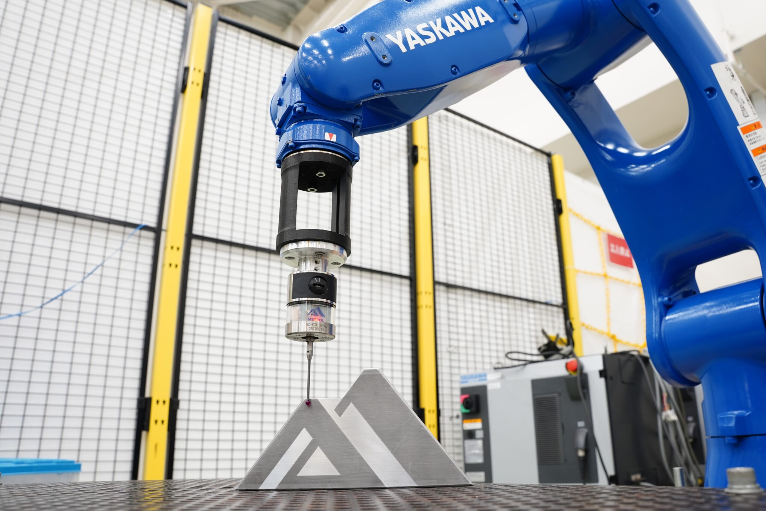 安川電機ロボットアームに搭載されたメトロールの無線式タッチプローブRC-K3X