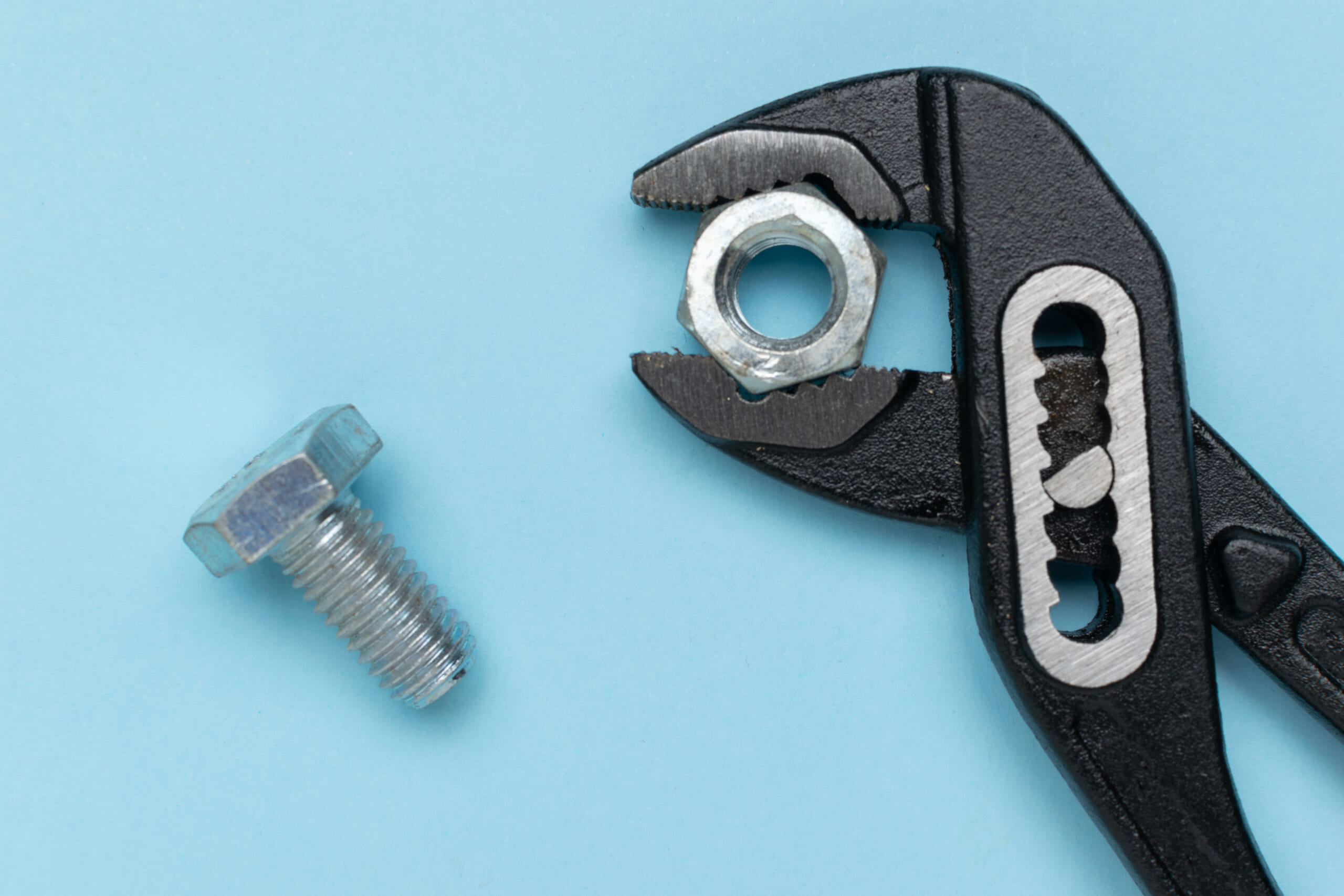 レンチとボルト