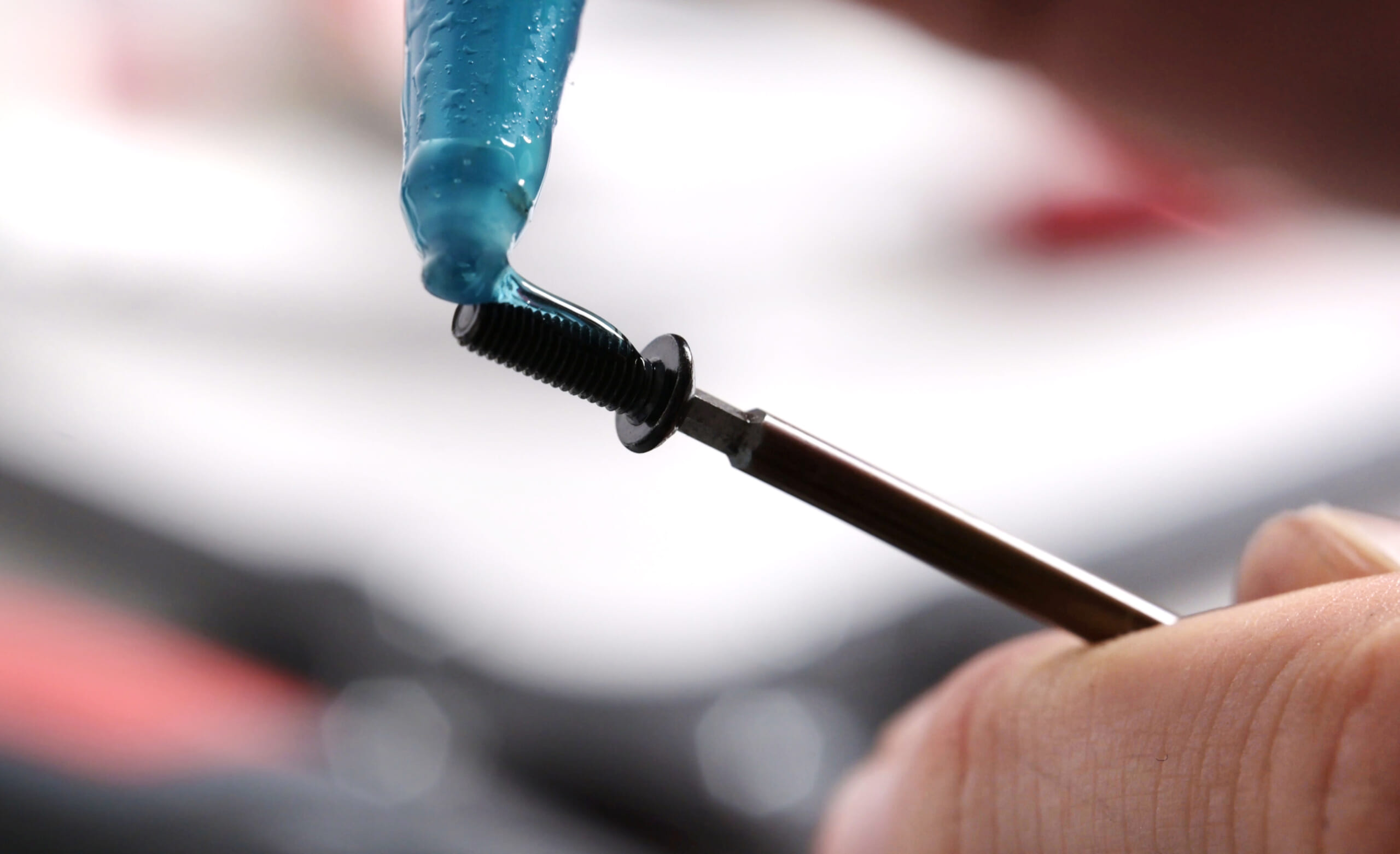 ボルトへのロック剤塗布